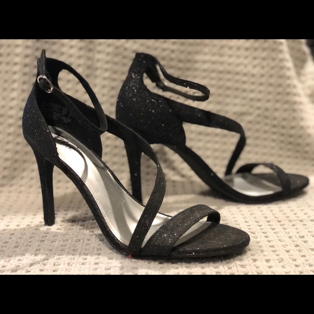 Fioni 4β strappy heels